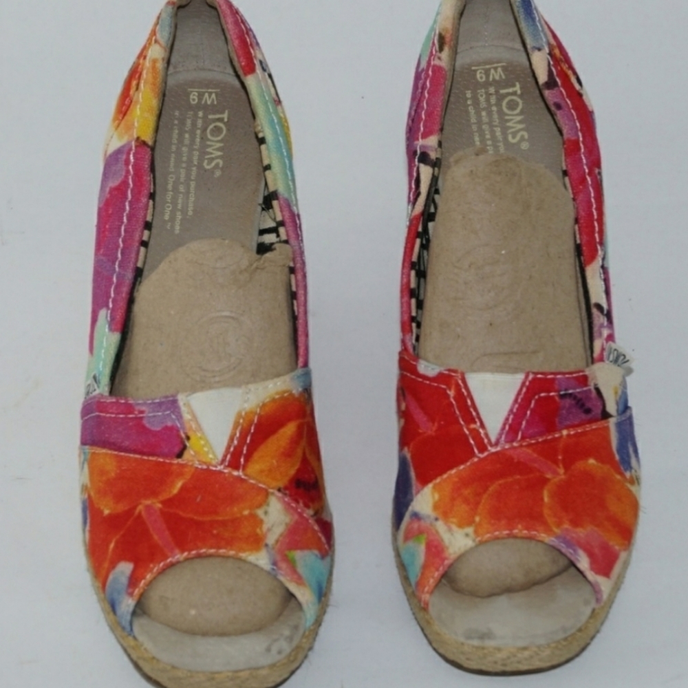 Gorgeous TOMS floral wedges